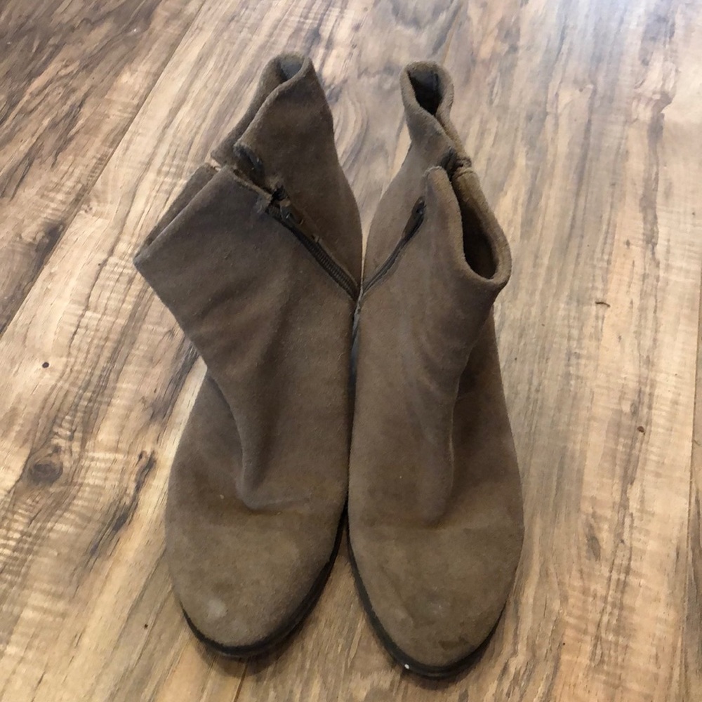 CROWN VINTAGE TAUPE SUEDE BOOTIES 6.5